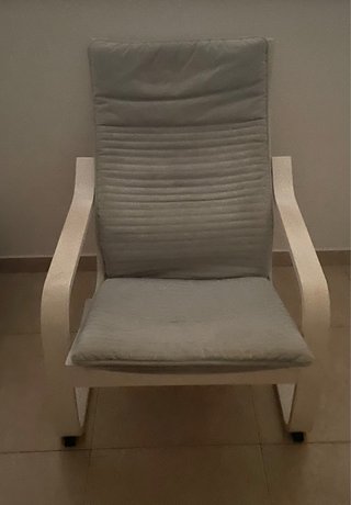 Sillón gris y blanco de tela y madera