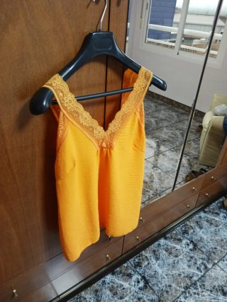 Blusa tirantes naranja con encaje