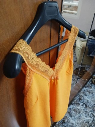 Blusa tirantes naranja con encaje