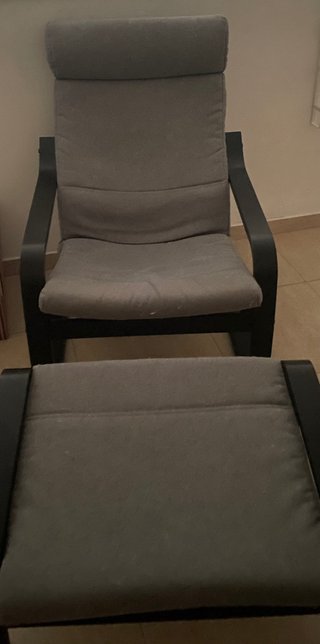 Sillón y reposapiés gris y negro