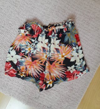 Pantalón corto floral con cinturón