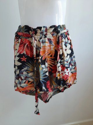 Pantalón corto floral con cinturón