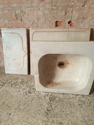 Fregadero y encimera de mármol antiguo.
