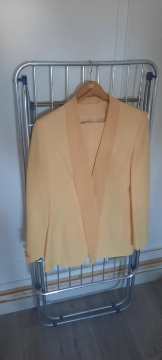 Traje de mujer amarillo