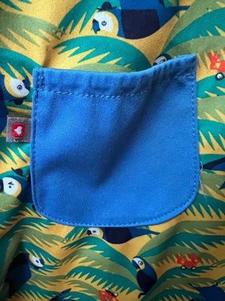 Babero con mangas y bolsillo