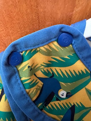 Babero con mangas y bolsillo