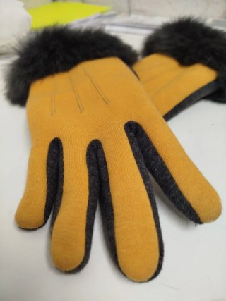 Guantes amarillos con pompón gris