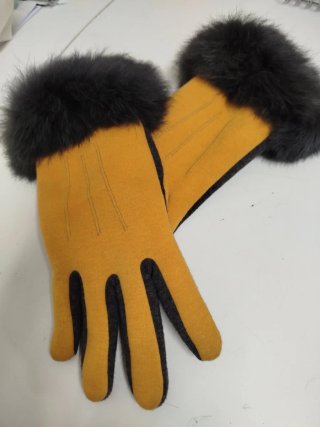 Guantes amarillos con pompón gris