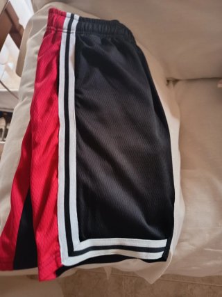 Pantalones deportivos niño negro y rojo