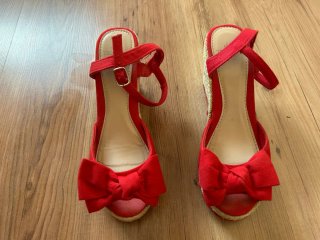 Sandalias cuña rojas con lazo