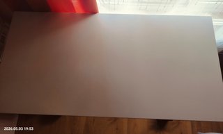 Mesa de estudio blanca y madera
