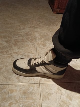 Zapatillas caña alta negras y blancas