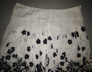 Falda floral blanca y negra