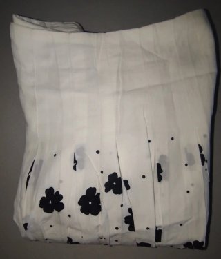 Falda floral blanca y negra