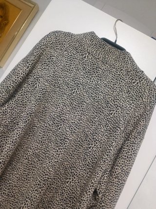 Jersey estampado leopardo cuello alto