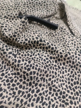 Jersey estampado leopardo cuello alto