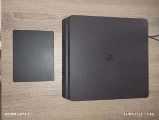 PS4 (PlayStation 4)