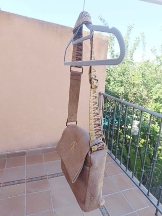 Bolso bandolera con letras doradas CK, étnico