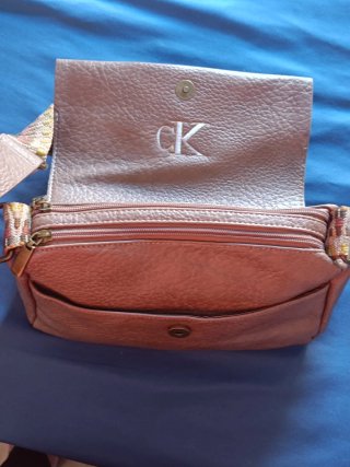 Bolso bandolera con letras doradas CK, étnico