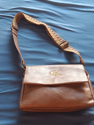 Bolso bandolera con letras doradas CK, étnico