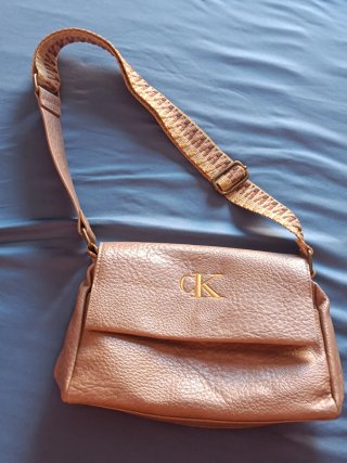 Bolso bandolera con letras doradas CK, étnico