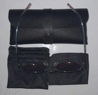 Gafas de sol moradas y plateadas