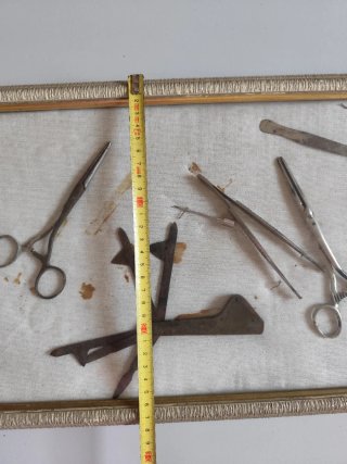 Vecchio quadro strumenti veterinaria