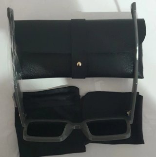 Gafas de sol grises y negras