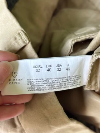 Bermudas beige con el filo en color azul.