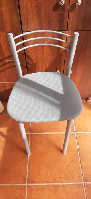 Banqueta gris con respaldo