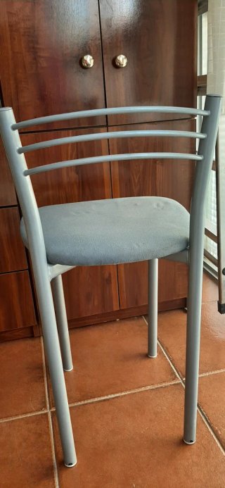 Banqueta gris con respaldo