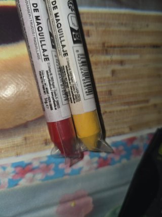 Barras de maquillaje (rojo y amarillo)