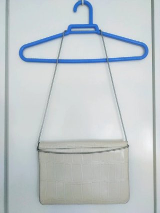 Bolso Clutch Beige Parfois Cocodrilo con Cadena