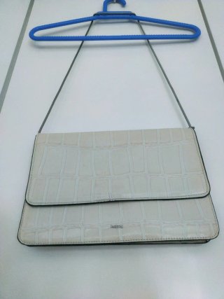 Bolso Clutch Beige Parfois Cocodrilo con Cadena