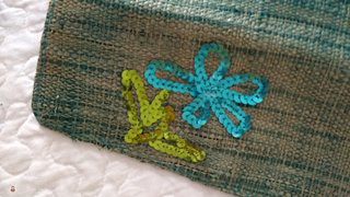 Bolso de mano tejido azul y verde