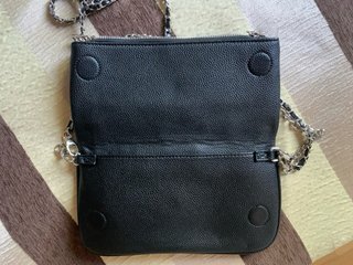 Bolso negro con cadena y logo Con funda de regalo