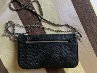 Bolso negro con cadena y logo Con funda de regalo