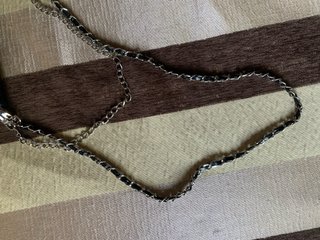 Bolso negro con cadena y logo Con funda de regalo