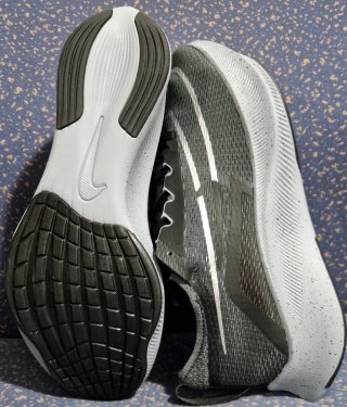 Zapatilla Deportiva Nike Zoom Fly 4 Gris Metalica.