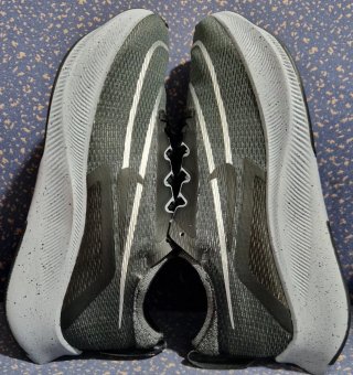 Zapatilla Deportiva Nike Zoom Fly 4 Gris Metalica.