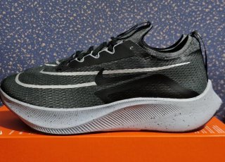 Zapatilla Deportiva Nike Zoom Fly 4 Gris Metalica.