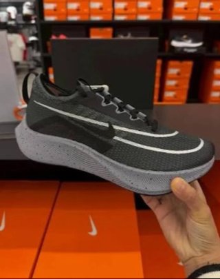 Zapatilla Deportiva Nike Zoom Fly 4 Gris Metalica.