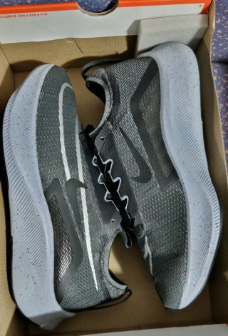 Zapatilla Deportiva Nike Zoom Fly 4 Gris Metalica.