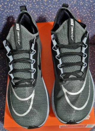 Zapatilla Deportiva Nike Zoom Fly 4 Gris Metalica.