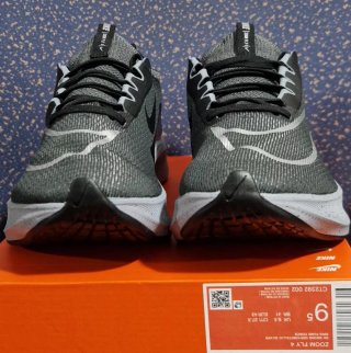 Zapatilla Deportiva Nike Zoom Fly 4 Gris Metalica.