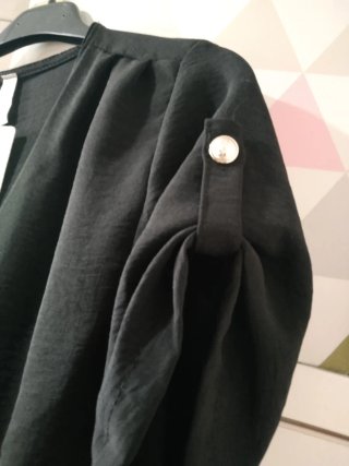Blusa negra abotonada con nudo