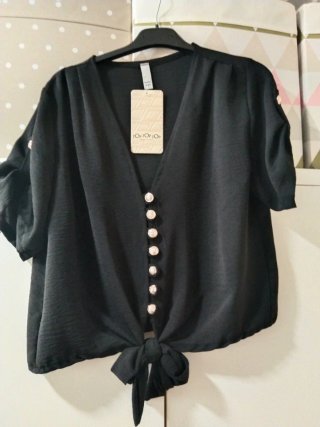 Blusa negra abotonada con nudo