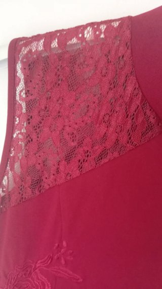 Vestido burdeos encaje y bordados Talla S