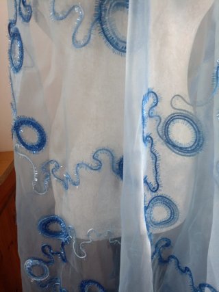 Tenda con ricamo blu e bianco