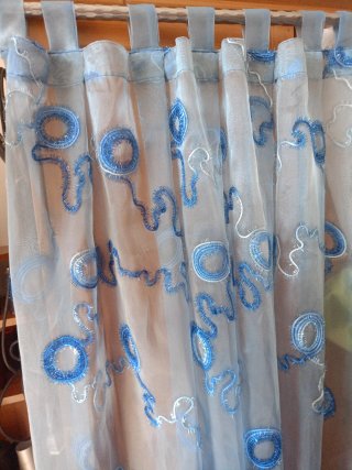 Tenda con ricamo blu e bianco